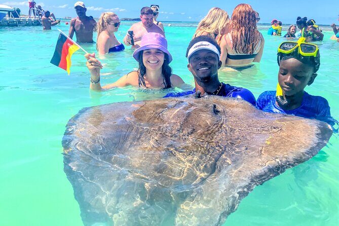 3-Hours Eye-Opening Stingray City Antigua - Transfer R/T included - Snorkeling gear and water comfort: included, but plan your basics