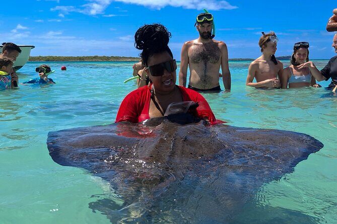 Stingray City Experience Antigua - Cruise Ship Passengers Edition - Getting to the floating platform: boat ride and the step-down moment